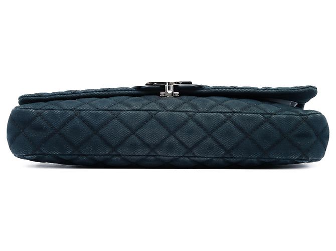 Clutch Chanel Blue Quilted Canvas CC Cruise East West Flap Blu navy - vista 3