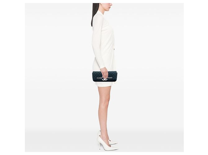 Clutch Chanel Blue Quilted Canvas CC Cruise East West Flap Blu navy - vista 5