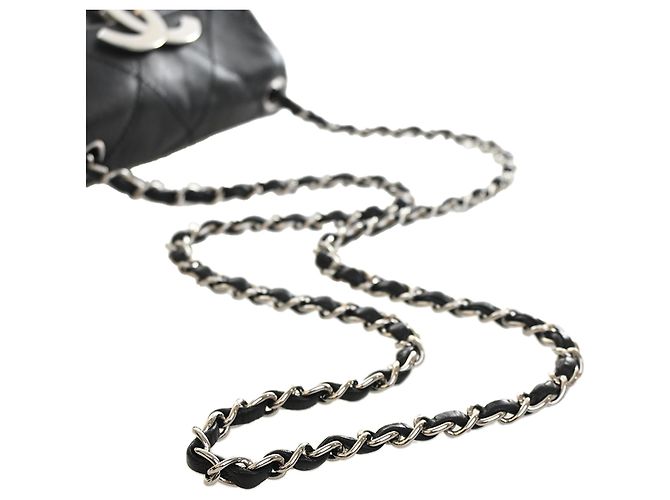 Chanel Black Oversized CC Calfskin Diamond Stitch Flap Noir - vue 14