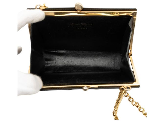 Salvatore Ferragamo Ferragamo Vara Bow Crossbody aus schwarzem Leder mit Kiss-Lock-Verschluss und Kette - Ansicht 4