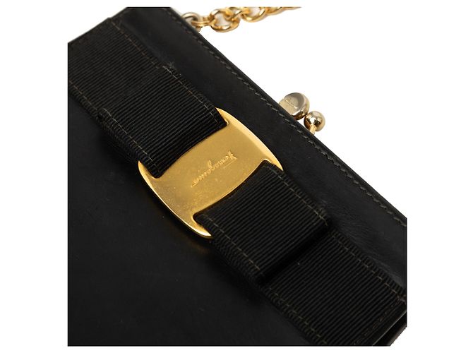Salvatore Ferragamo Ferragamo Vara Bow Crossbody aus schwarzem Leder mit Kiss-Lock-Verschluss und Kette - Ansicht 7