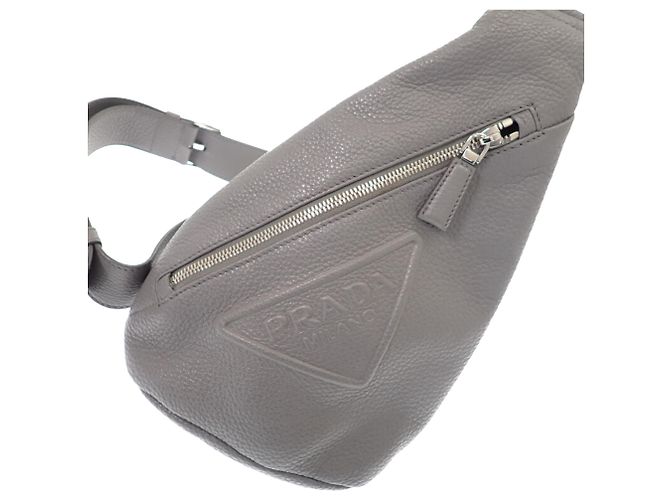 Borsa a tracolla Prada in Vitello Daino grigio con logo impresso Marrone - vista 6