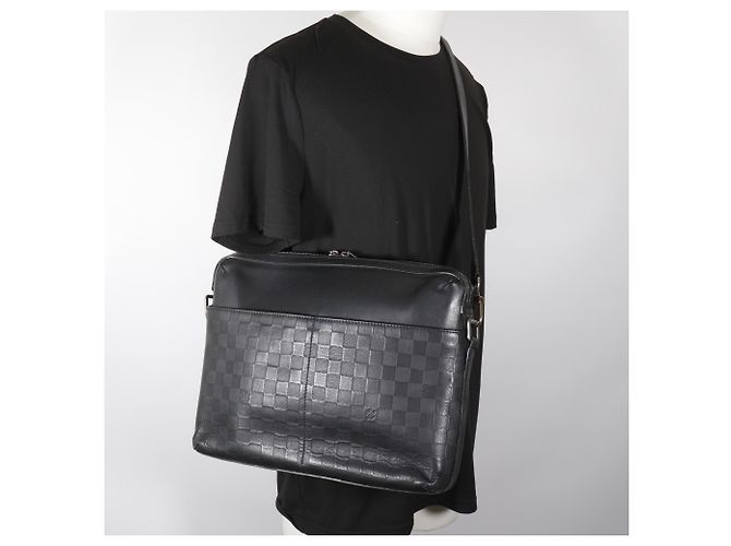Borsa a tracolla Louis Vuitton Calypso MM Nero - vista 19