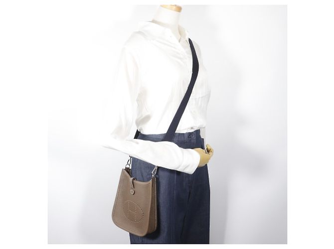 Hermès Borsa a tracolla Hermes Evelyne Amazone 16 TPM Marrone - vista 9