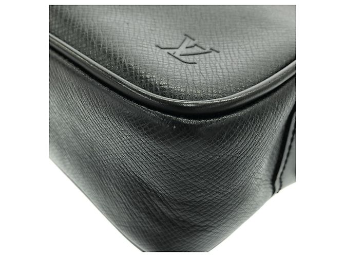 Bolsa de mão Louis Vuitton Taiga Kalga Cinza - vista 3