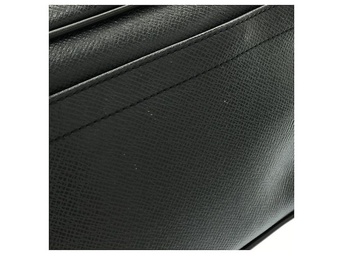 Bolsa de mão Louis Vuitton Taiga Kalga Cinza - vista 4