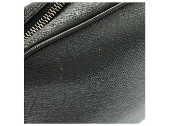 Bolsa de mão Louis Vuitton Taiga Kalga Cinza - vista 5