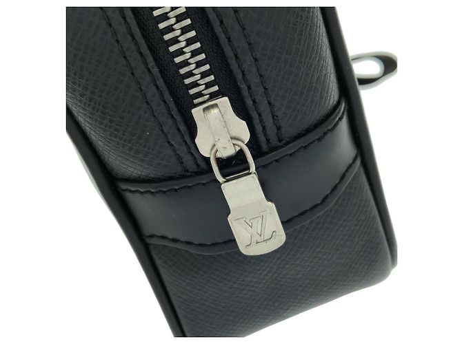 Bolsa de mão Louis Vuitton Taiga Kalga Cinza - vista 6