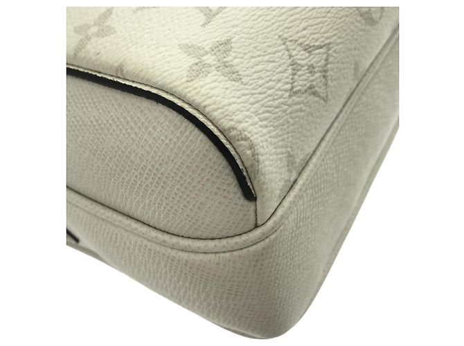 Borsa a tracolla Louis Vuitton Taiga Lama Outdoor Messenger Bianco - vista 3
