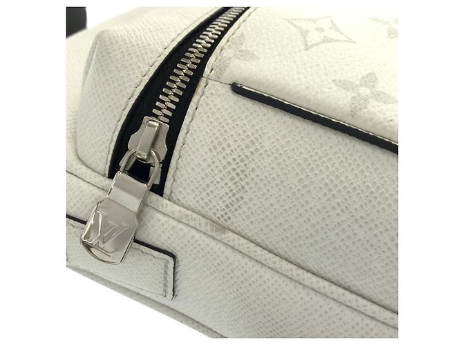 Borsa a tracolla Louis Vuitton Taiga Lama Outdoor Messenger Bianco - vista 4