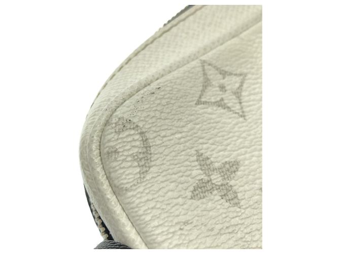 Borsa a tracolla Louis Vuitton Taiga Lama Outdoor Messenger Bianco - vista 5
