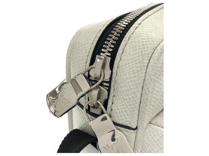 Borsa a tracolla Louis Vuitton Taiga Lama Outdoor Messenger Bianco - vista 6