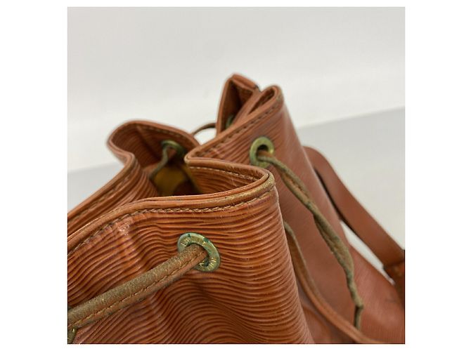 Noe Borsa a tracolla Louis Vuitton Epi Petit Noé Marrone - vista 10