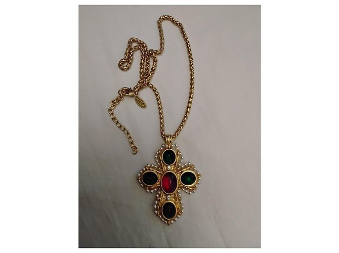 Collana Chanel con Pendente a Croce e Perle Rosso D'oro Verde - vista 3