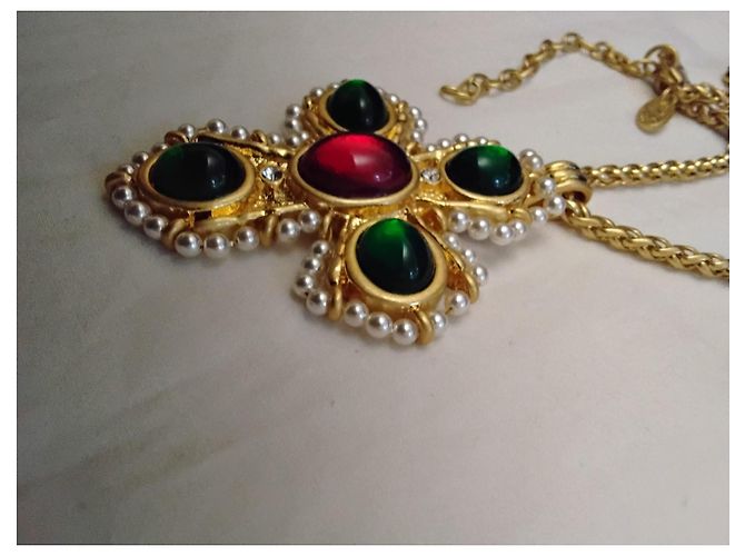 Collana Chanel con Pendente a Croce e Perle Rosso D'oro Verde - vista 4