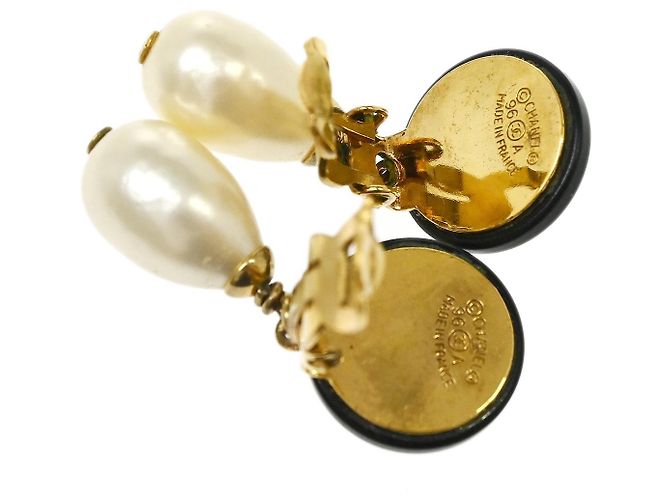 Orecchini a clip Chanel Vintage Round CC Dangle in metallo con perle sintetiche D'oro - vista 4