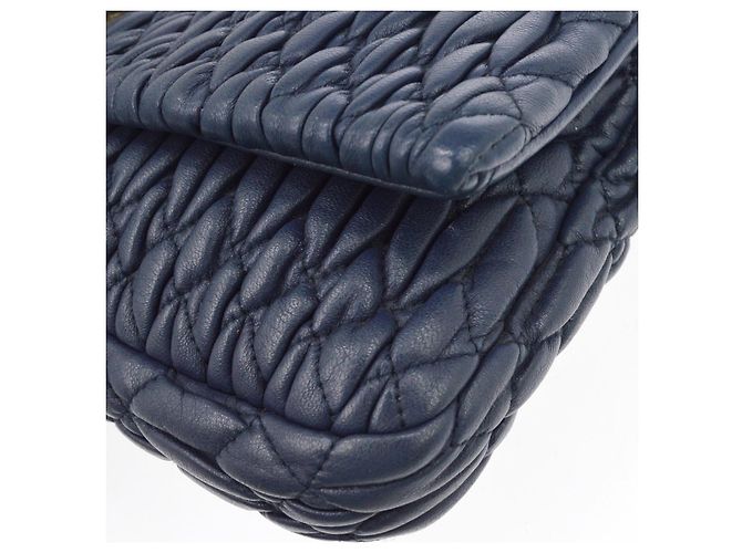 Clutch Miu Miu Crystal Matelassé in pelle XL Blu navy - vista 5