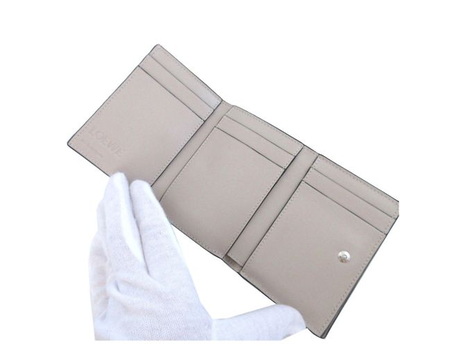 Cartera compacta de piel Loewe Anagram Trifold Verde - vista 5