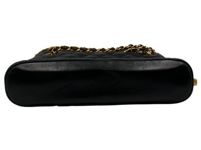Borsa a tracolla Chanel in pelle d'agnello matelassé trapezoidale con ciondolo a placca Nero - vista 3