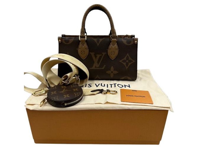 Bolso Louis Vuitton OnTheGo EW Monogram Castaño - vista 13