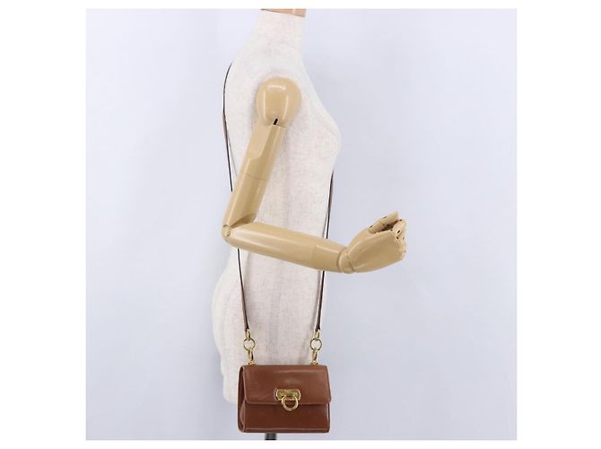 Borsa a tracolla Salvatore Ferragamo Gancini in pelle marrone e oro Auth 202457 D'oro - vista 27