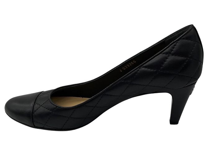 Décolleté Chanel Black 2014 Classic Quilted Matelasse Leather Cap Toe CC Logo Nero - vista 3