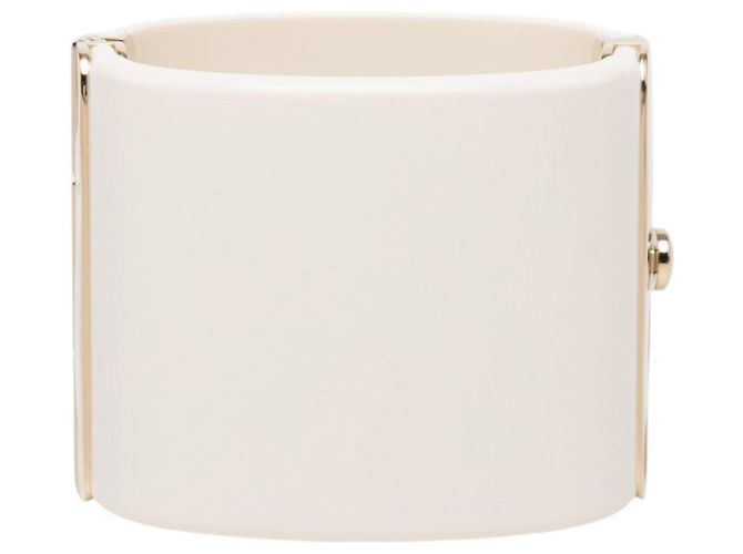 Bracciale rigido Chanel CC in resina dorata D'oro - vista 3