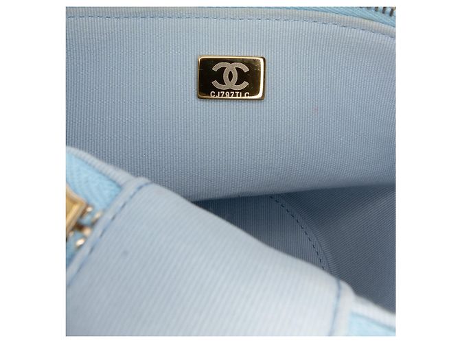 Mini Vanity Case Verticale Chanel in Lambskin Matelassé Blue CC - vista 6