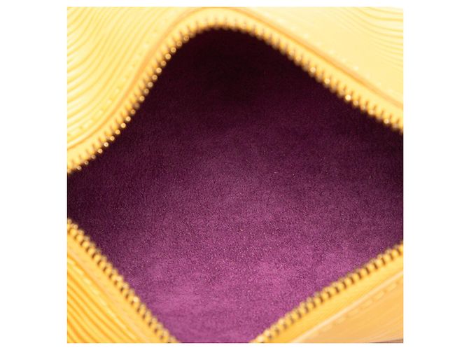 Borsa a mano Louis Vuitton Epi Papillon Pochette Gialla - vista 4