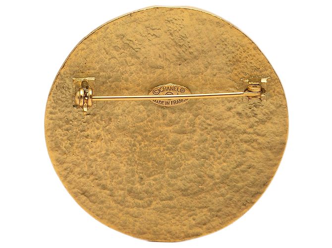 Spilla rotonda Chanel CC placcata oro D'oro - vista 2