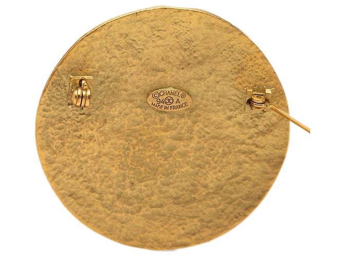 Spilla rotonda Chanel CC placcata oro D'oro - vista 3
