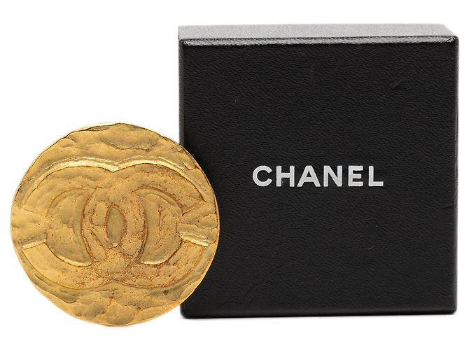 Spilla rotonda Chanel CC placcata oro D'oro - vista 4