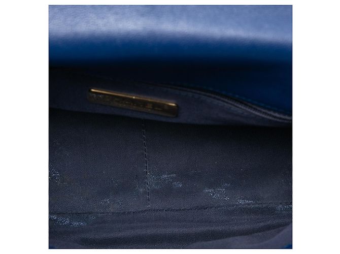 Borsa Chanel 19 Flap Medium in pelle di agnello blu - vista 4