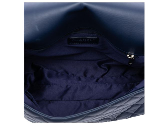 Chanel Maxi CC gesteppte Lammleder Schultertasche in Blau mit 3 Fächern und Klappe - Ansicht 4