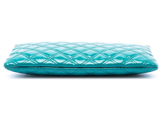Clutch Chanel Medium Quilted Patent O Case Blu - vista 3