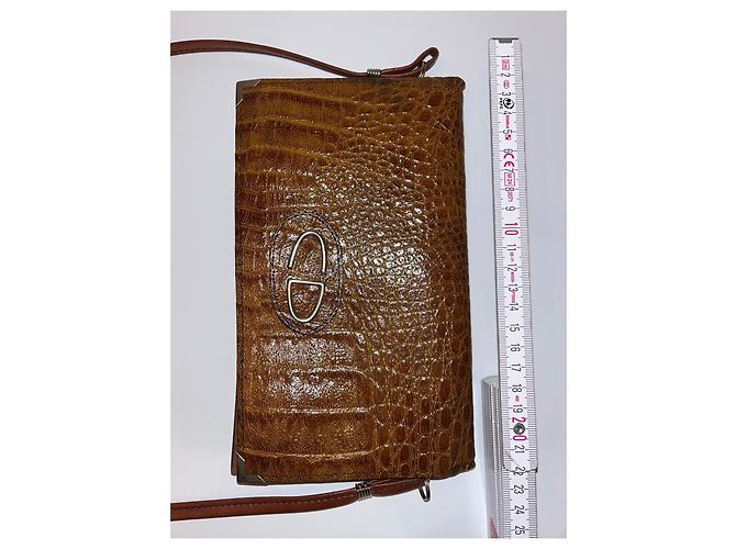 Bolso de mano Christian Dior en cuero grabado cocodrilo con correa Castaño Caramelo - vista 2