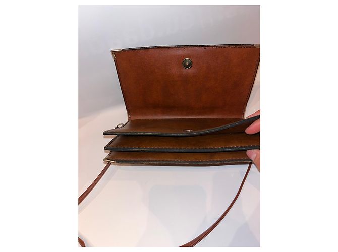Bolso de mano Christian Dior en cuero grabado cocodrilo con correa Castaño Caramelo - vista 6
