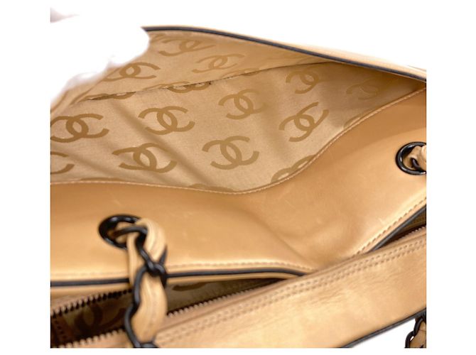 Borsa Tote con catena Chanel in vitello beige - vista 9