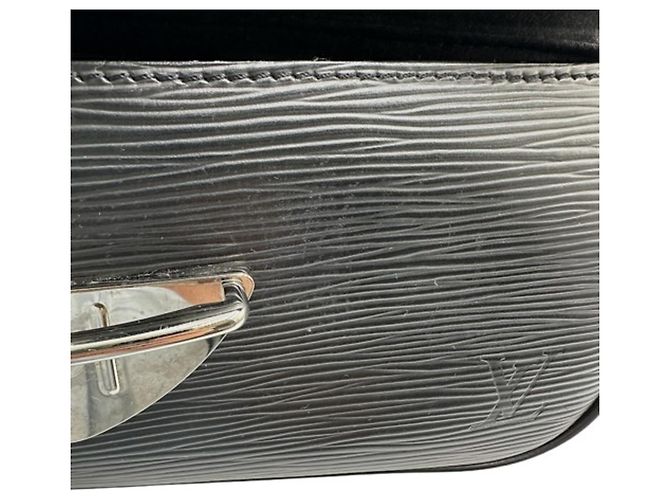 Louis Vuitton Epi Pochette Montaigne in Noir Nero - vista 14