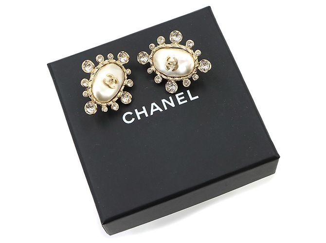 Brincos Chanel Coco Mark de pérolas falsas e strass Branco Dourado - vista 2