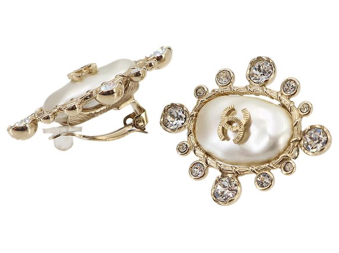 Brincos Chanel Coco Mark de pérolas falsas e strass Branco Dourado - vista 3