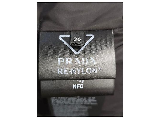 Prada Re-Nylon Schwarze Daunenjacke NWOT IT 36/XXS Gebraucht - Ansicht 8