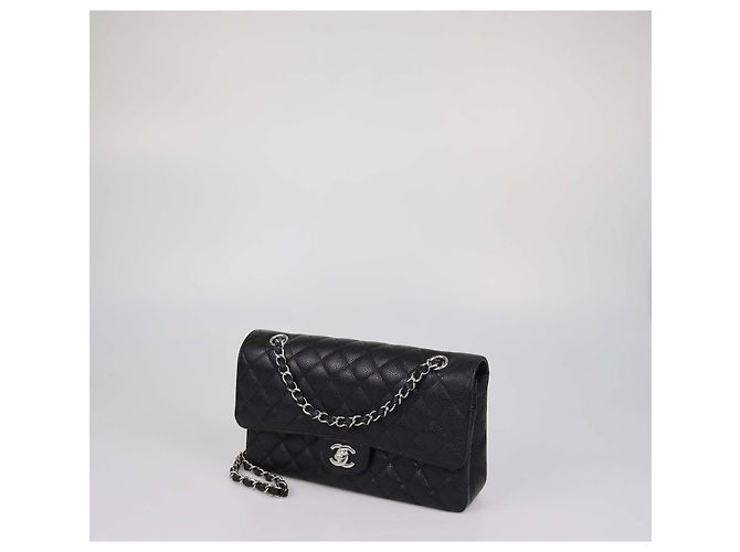 Borsa Chanel Medium Classic Double Flap in pelle caviar matelassé nera Nero - vista 2