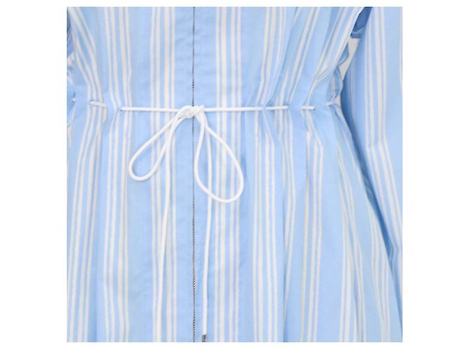 Staud Midi-Kleid aus Baumwolle, hellblau/weiß gestreift, mit Front-Reißverschluss und Bindegürtel - Ansicht 4