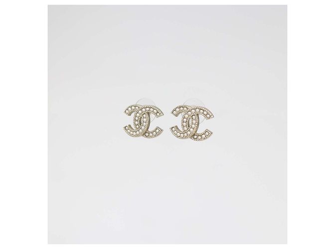Pendientes de botón Chanel en metal tono oro pálido con CC y perlas falsas - vista 2