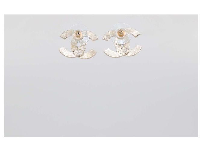 Pendientes de botón Chanel en metal tono oro pálido con CC y perlas falsas - vista 3