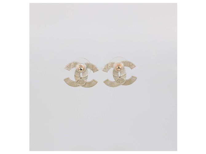 Pendientes de botón Chanel en metal tono oro pálido con CC y perlas falsas - vista 4