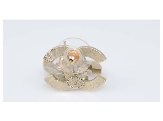 Pendientes de botón Chanel en metal tono oro pálido con CC y perlas falsas - vista 5