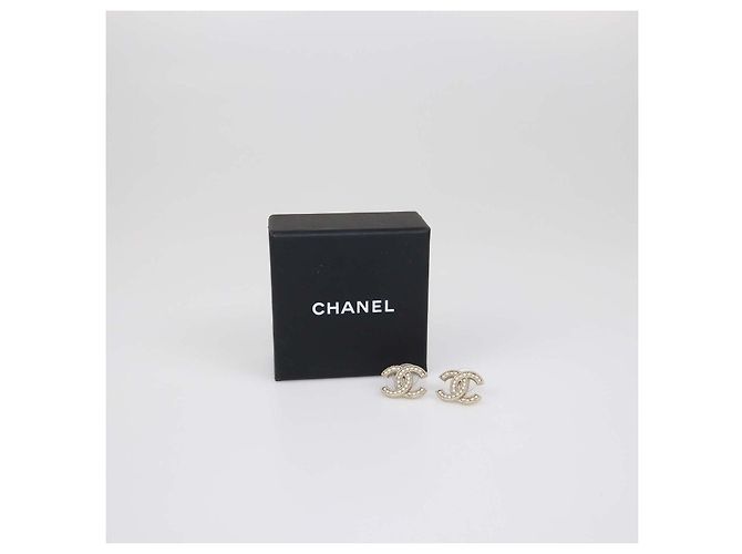 Pendientes de botón Chanel en metal tono oro pálido con CC y perlas falsas - vista 6