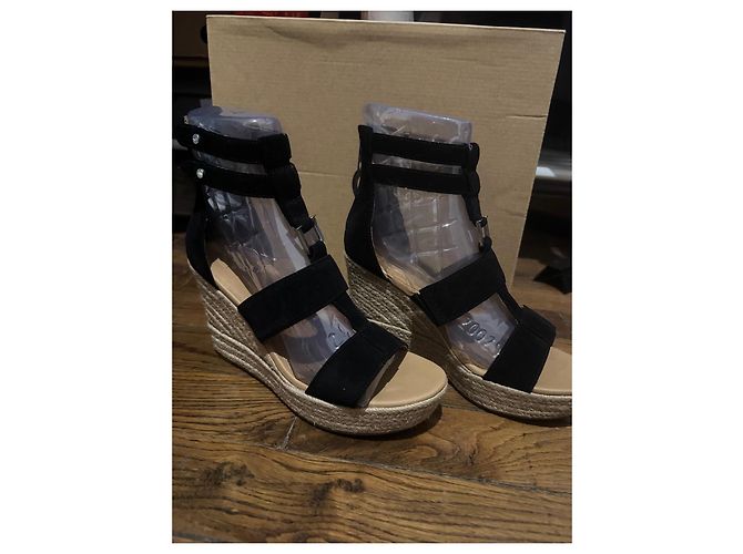 Sandali con zeppa UGG Kolfax in camoscio nero - vista 2